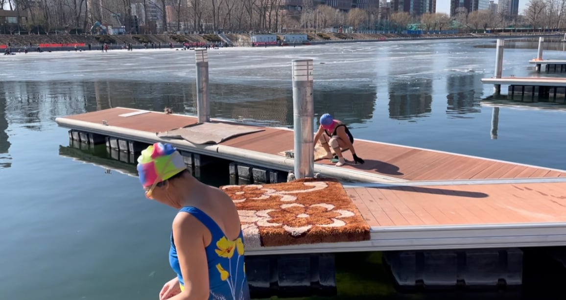 Women swimming in the winter in Beijing