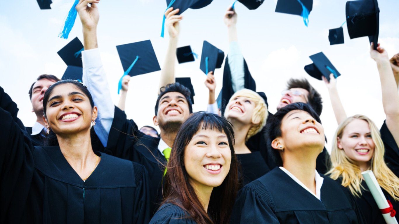 Feature image of International Students Return to China Despite Stagnant Job Market