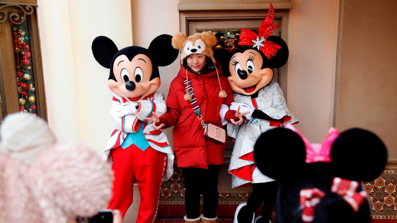 Feature image of After 3 Years, You Can Hug Disney Characters in Shanghai Once Again