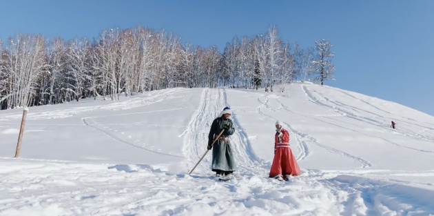 Yin Hua skiing