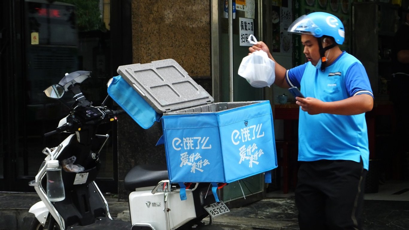 Feature image of China’s Version of TikTok to Begin Delivering Food in March 2023