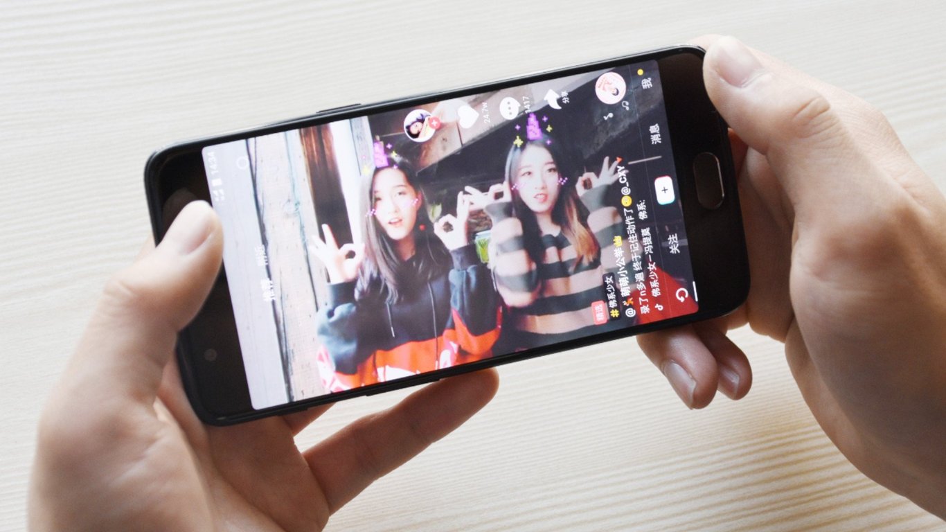Feature image of China’s Version of TikTok Now Offering Grocery Deliveries