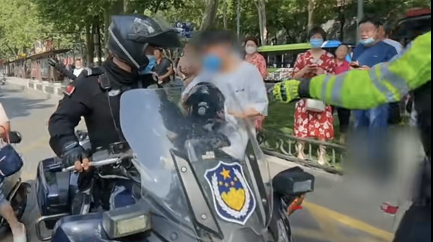 Helpful Policeman Helps Student