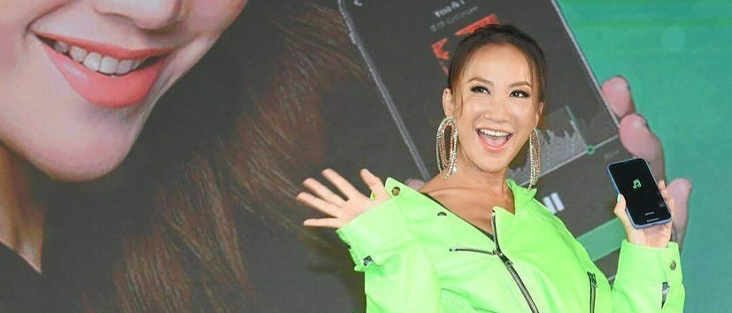Feature image of Jackie Chan and Fans Pay Tribute Following ‘Mulan’ Singer Coco Lee’s Tragic Death