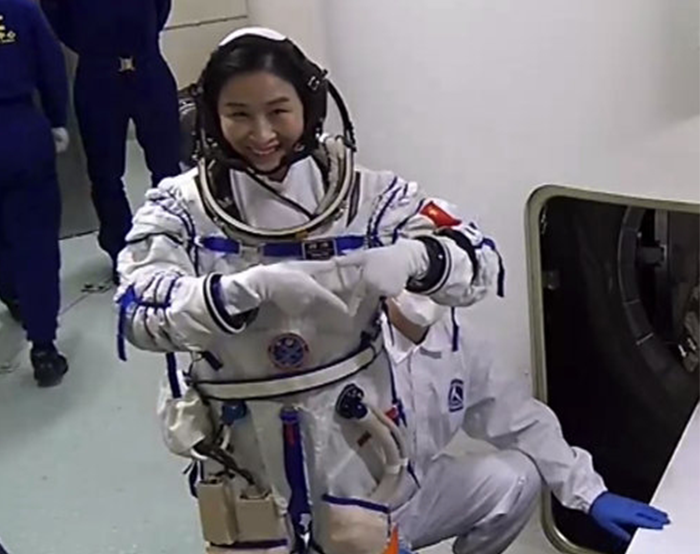 Liu Yang, The First Chinese Woman in Space, Wins Netizens Hearts Again