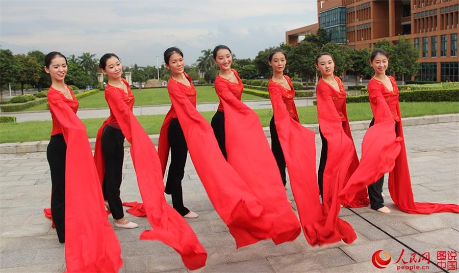 Feature image of Photo of the Day: Dance Majors and Long Sleeves