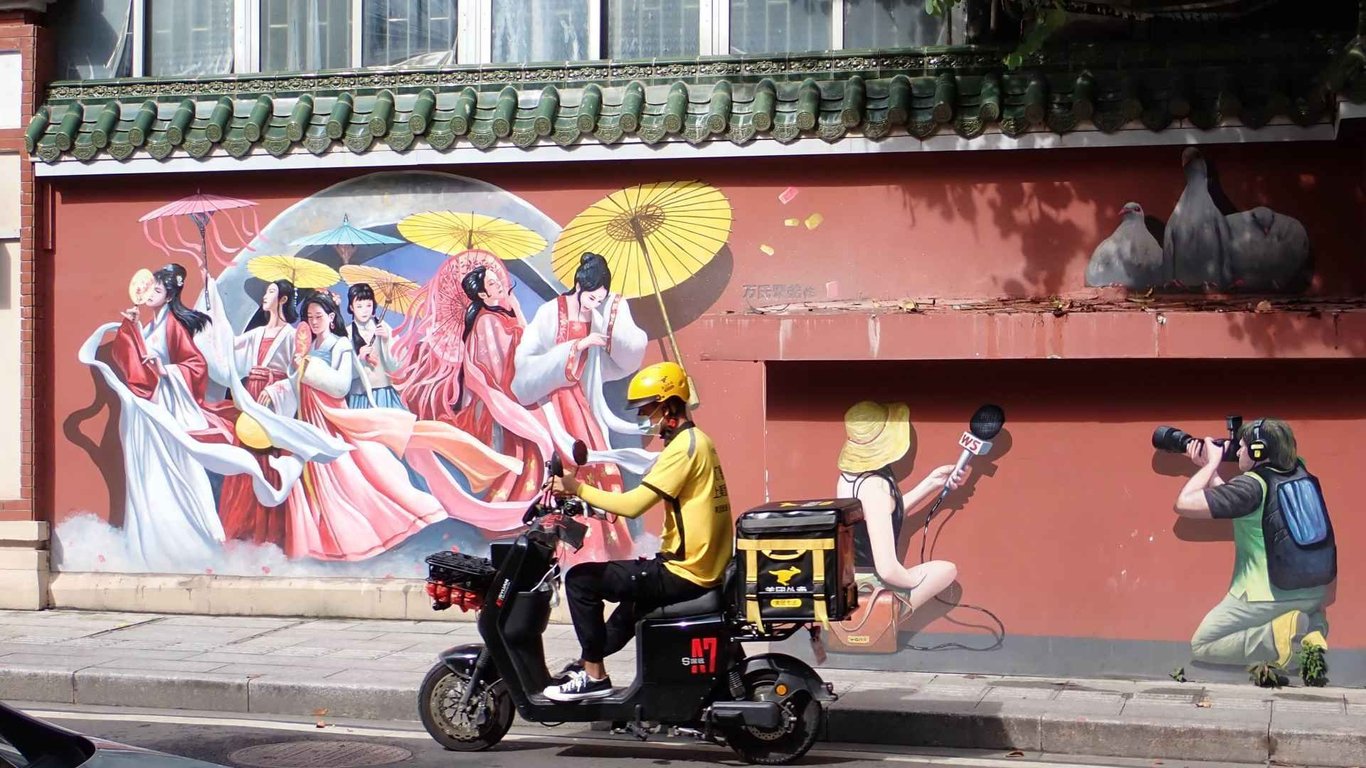 Feature image of PHOTOS: 3 Places in Guangzhou to Enjoy Stunning Street Art