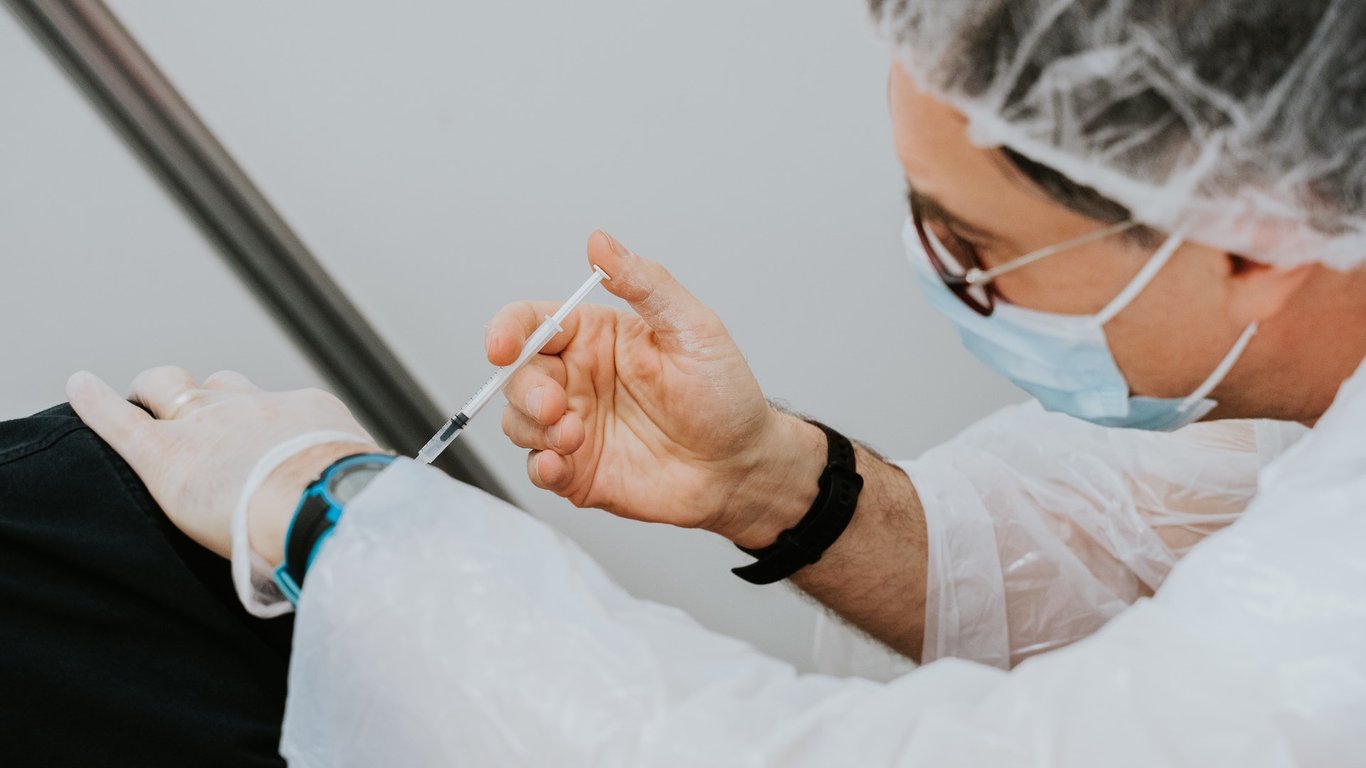 Feature image of People in Some Chinese Cities Will Soon Need to Be Vaccinated to Enter Certain Public Places