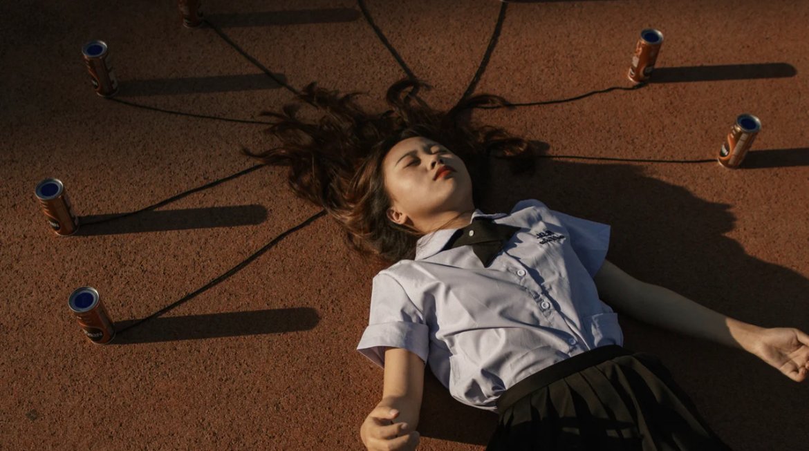 Feature image of In China, Sarcastic Graduation Photos Reveal Gen-Z’s True Feelings