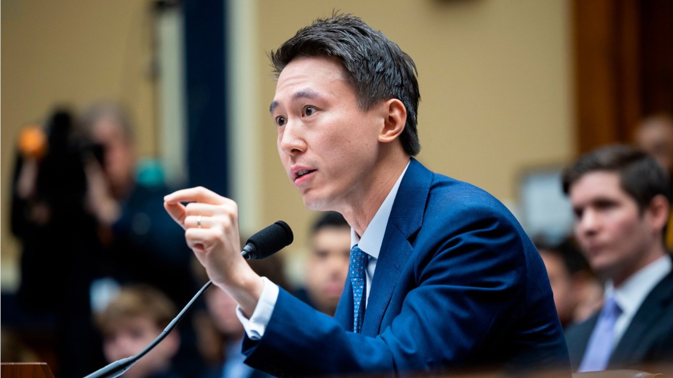 Feature image of Chinese Netizens Praise “Hot” TikTok CEO Amid US Congress Hearing