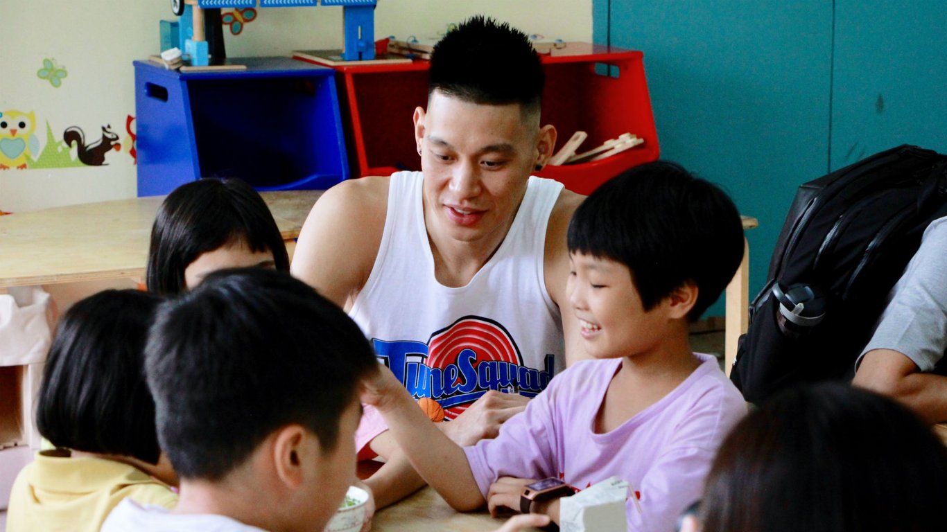 jeremy lin with children in china