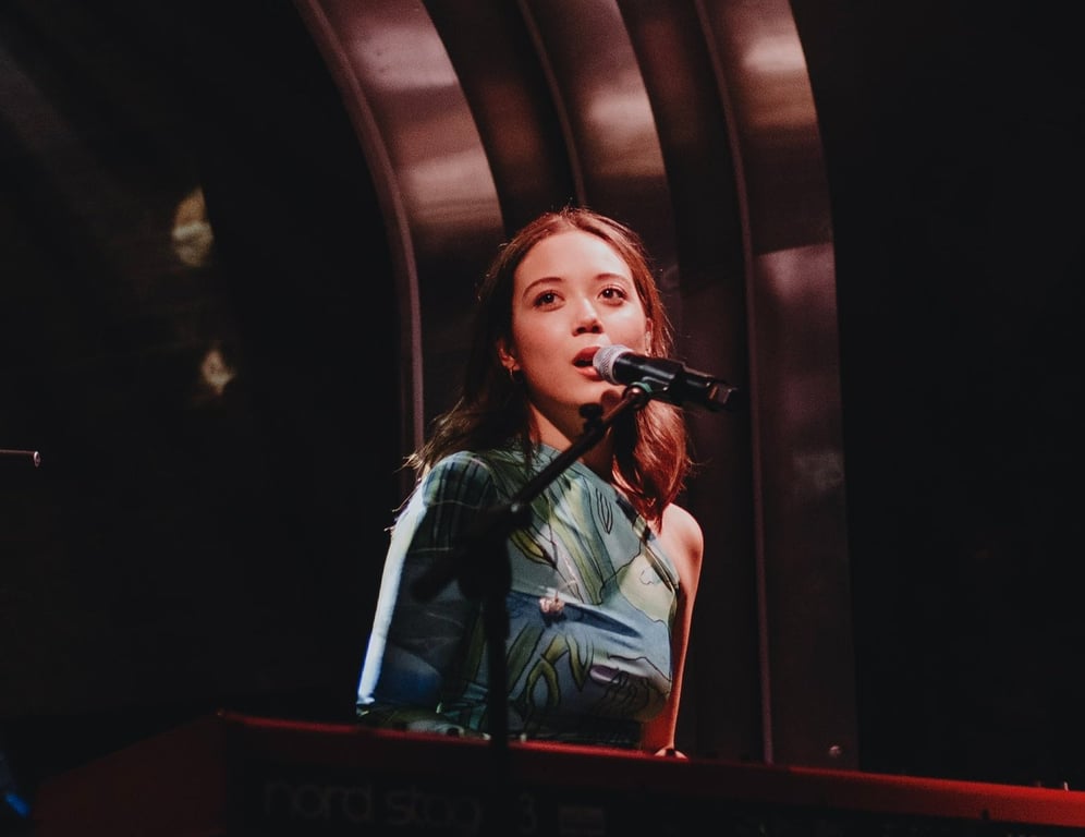 Feature image of Icelandic-Chinese Singer-Songwriter Laufey Takes Home a Grammy