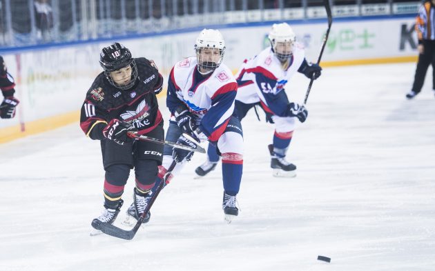 women ice hockey game