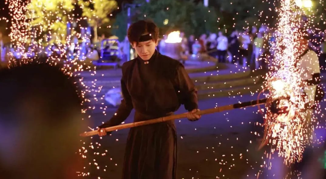 Feature image of Video Blogger Brings Fiery Chinese Traditional Dance Out of Rural Hunan