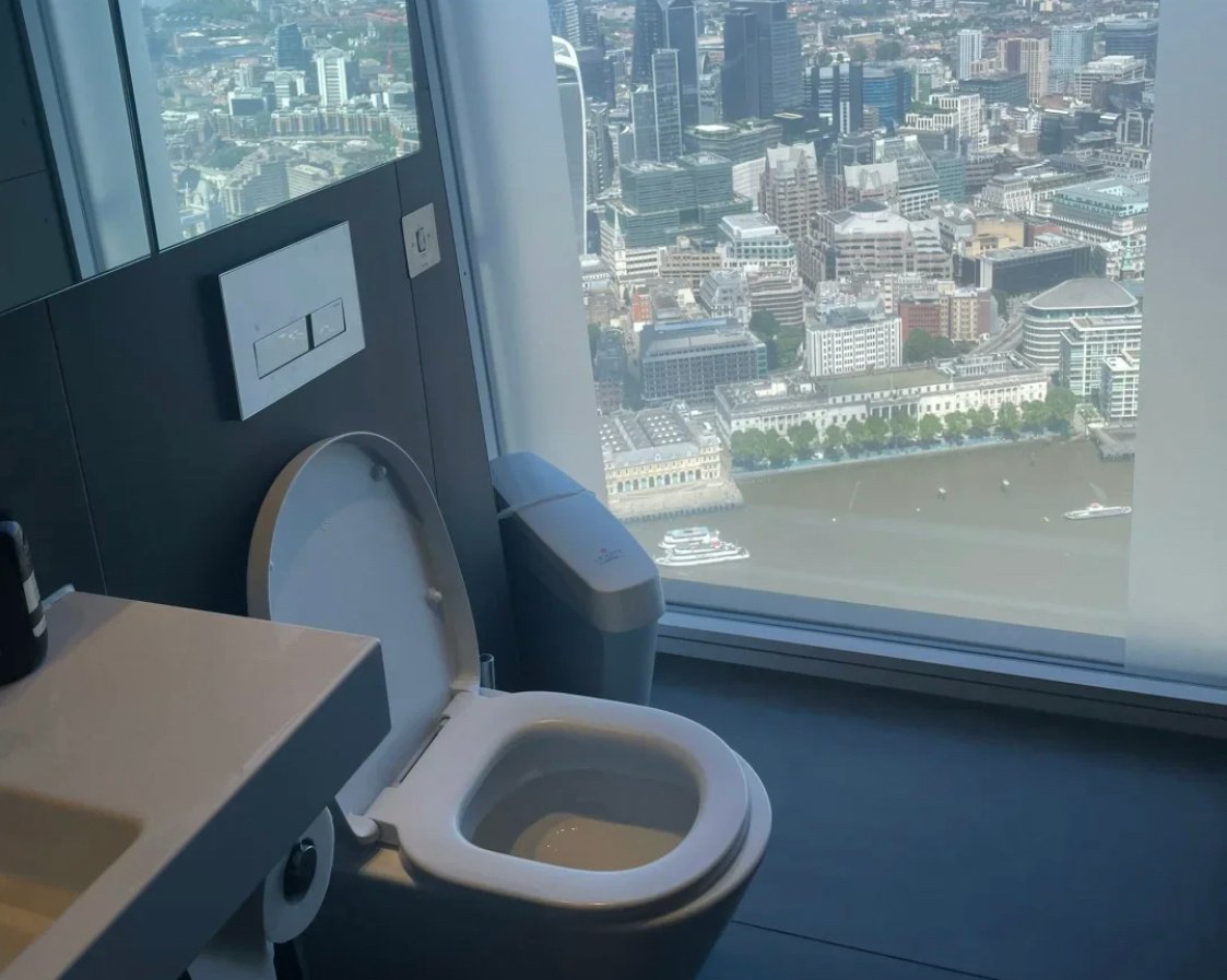 Feature image of Chinese Tourists Are Sharing Bathroom Codes on Xiaohongshu
