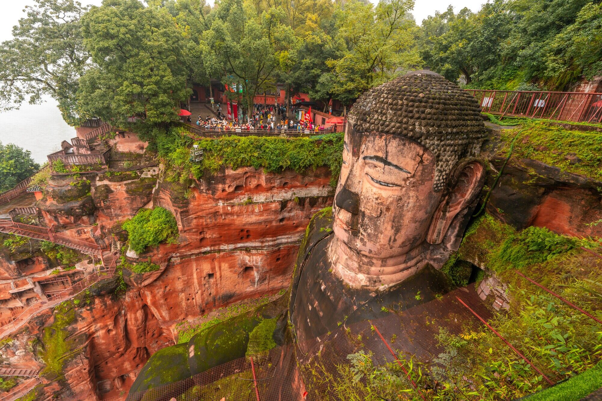 Feature image of Oddly Satisfying Video of Cleaning the Leshan Giant Buddha Has Raises Eyebrows