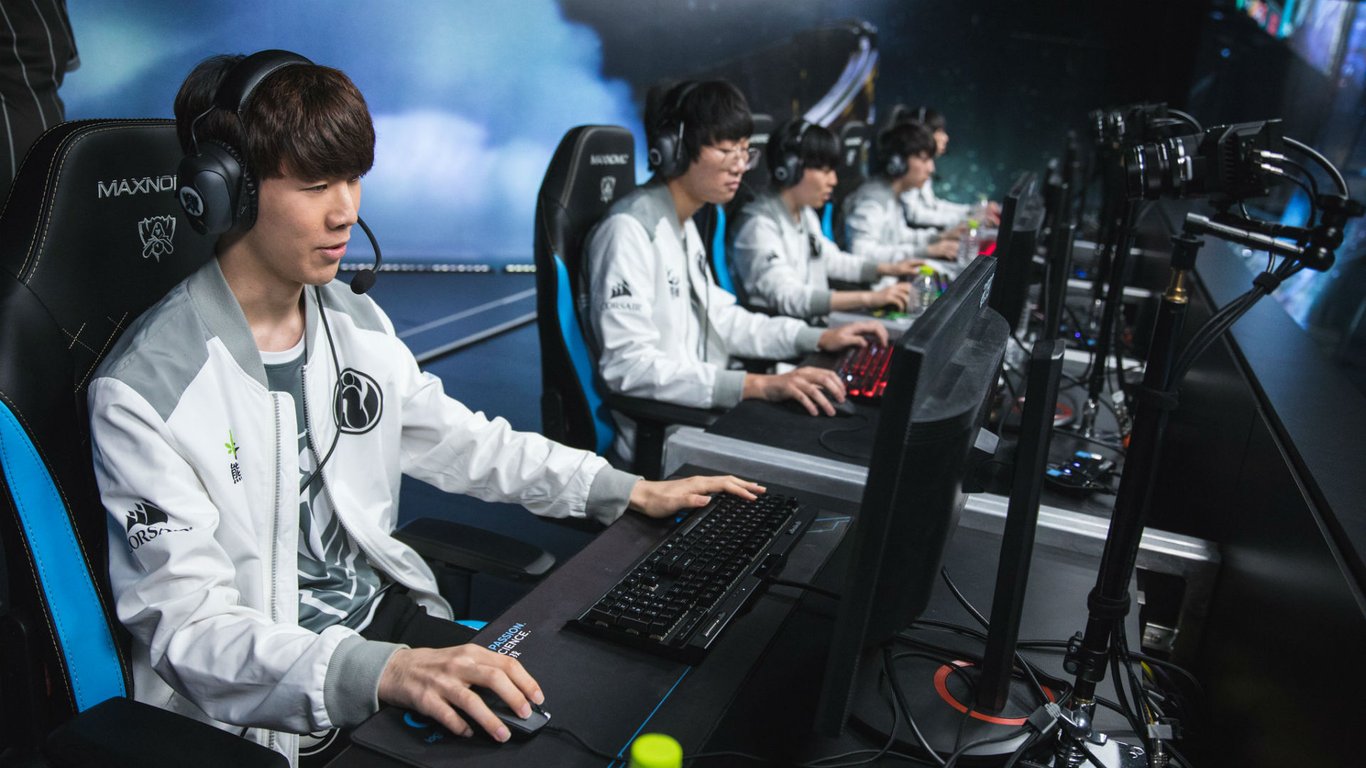 China’s Esports Professionals Long Hours and Low Pay, But Love for th