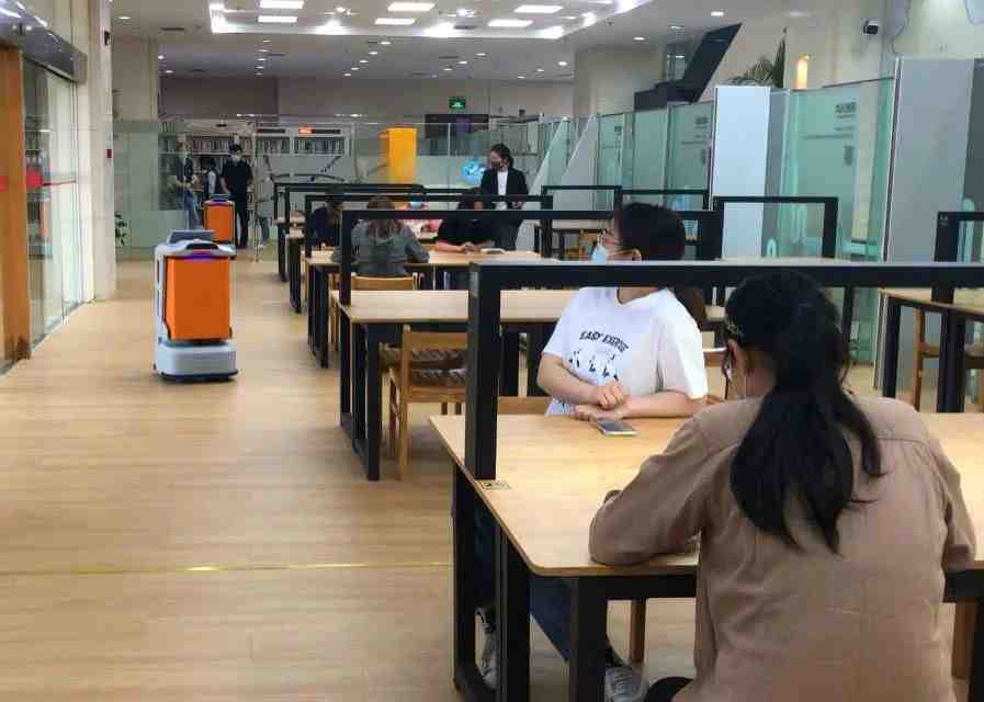 a delivery robot at Changning Library