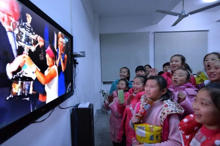 Zheng Qinwen watching Li Na.