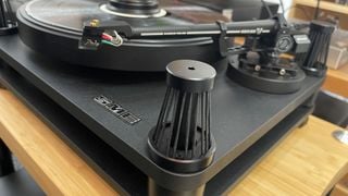 Platan SME Model 20 Mk 2/Series V pe un suport hi-fi din lemn, vedere din lateral
