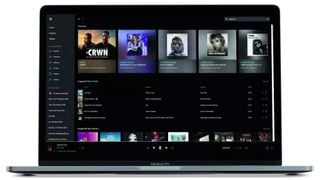 Interfața Home a Tidal afișată pe un laptop Apple Macbook Pro