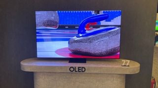 Televizor OLED Samsung S95D de 77 inch pe suportul său expus la CES 2024
