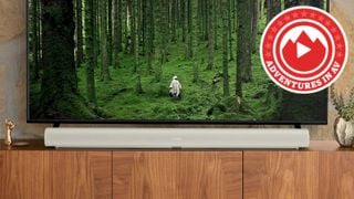 Sonos Arc în sufragerie cu sigla adventure in av