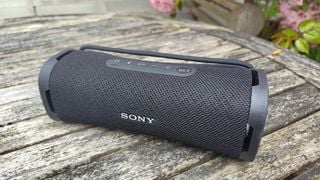 Boxa wireless Sony ULT Field 1 pe o masă exterioară de lemn