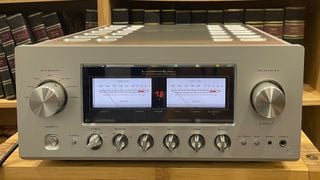 Amplificator integrat Luxman L-509Z văzut din față, arătând ecrane VU și controale