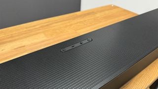 Detaliu al sistemului soundbar Samsung HW-Q990D arătând controalele de sus ale barei