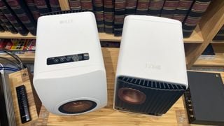 Boxe KEF LS50 Wireless II în finisaj alb din unghi superior