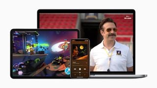 Apple One pe un MacBook, iPad și iPhone, afișând Apple TV+ pe MacBook, Apple Arcade pe iPad și Apple Music pe iPhone.
