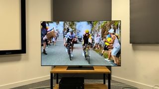 Televizor OLED LG G4 (OLED65G46LS) din față, cu cicliști pe ecran
