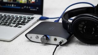 iFi Zen DAC V2 conectat la un laptop și căști