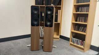 Boxe de podea Q Acoustics 5040 pe covor în camerele de testare What Hi-Fi?
