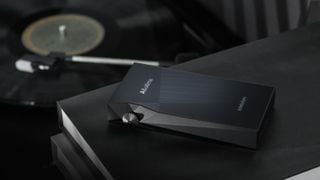 Astell & Kern A&Ultima în fața unui pick-up