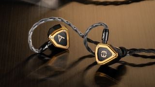 Căștile Astell&Kern X Empire Ear Novus IEMs în auriu și negru
