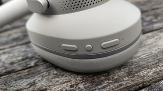 Căștile over-ear Cambridge Audio Melomania P100 detaliu de aproape al comenzilor pe cupa pentru ureche