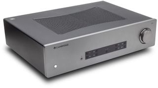 Amplificator Cambridge Audio CXA81 Mk II pe fundal alb