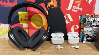Apple AirPods Max, AirPods Pro 2 și AirPods 3 aliniate pe birou cu discuri