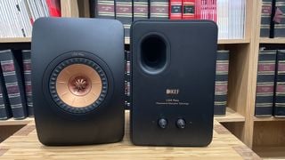 Boxele stereo KEF LS50 Meta, una cu fața în față, cealaltă arătând terminalele din spate