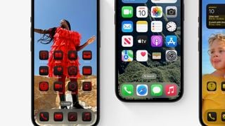 Trei iPhone-uri arătând configurații personalizate ale ecranului principal.