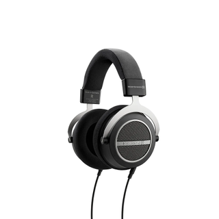 Beyerdynamic Amiron pe fundal alb