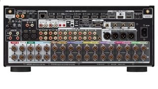 Intrări din spate ale unui receptor AV Denon AVC-A1H