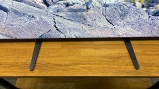 Colțul de jos al ecranului Sony Bravia 9 Mini LED, aproape de picioare
