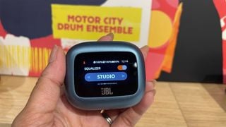 Carcasă inteligentă JBL Live Beam 3 în mână, afișând ecranul