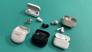 Căști wireless Bose, Sony, Apple și Bowers &amp; Wilkins aliniate și scoase din carcasele lor
