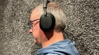 Vedere laterală a căștilor Sony WH-1000XM5 purtate