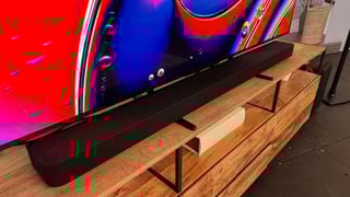 Soundbar Sony Bravia Theatre Bar 9 fotografiat în fața televizorului Bravia 9