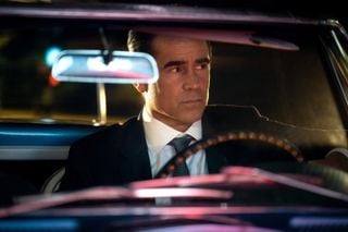 Colin Farrell îmbrăcat într-un costum la volanul unei mașini